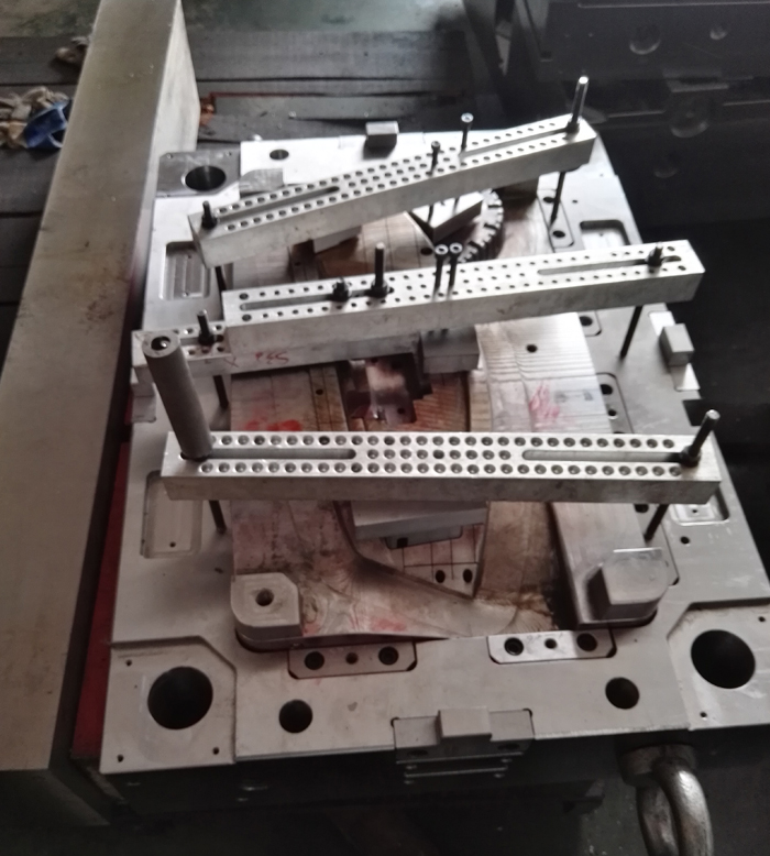 汽车尾灯模具待加工